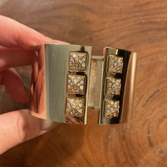 Victoria’s Secret Studded Gold Tone Cuff with Rhinestones New in Box - Picture 1 of 8